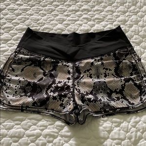 Lululemon Hotty Hot Shorts sz 6